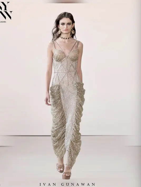<p>Di panggung New York Fashion Week SS 2023, Ivan Gunawan presentasikan koleksi bertajuk Maharani yang terinspirasi dari Kerajaan Majapahit. [Foto: Instagram/ Ivan Gunawan]</p>