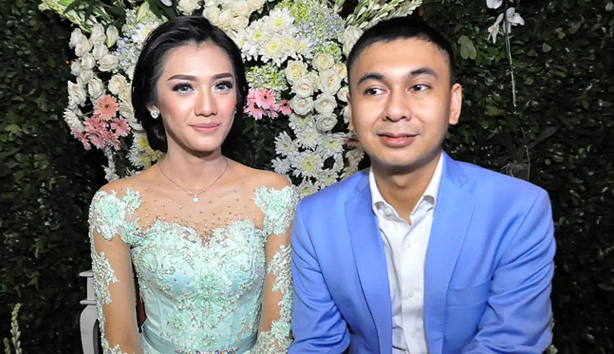 Mata Radit terpejam seolah menyesal, calon istri yang berada didepannya tertawa sambil menutup mulutnya. Begitu juga teman yang duduk didepannya tertawa melihat ekspresi komedian ini. Ekspresi itu hanya sebagai leluconnya. (Deki Prayoga/Bintang.com)