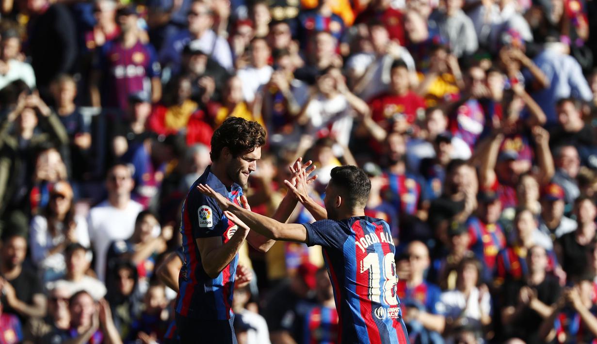 Barcelona tampil mendominasi atas sang tamu. Bahkan Barca mencetak gol di menit ke-7 melalui sundulan Marcos Alonso memanfaatkan situasi sepak pojok. Namun Espanyol mampu membalas melalui kaki Joselu yang sukses mengeksekusi penalti di menit ke-73. (AP Photo/Joan Monfort)