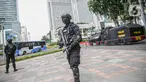 Petugas Brimob dengan senjata lengkap berjaga di kawasan Bundara HI, Jakarta, Kamis (24/12/2020). Jelang malam Natal dan perayaan Tahun Baru, pengamanan Ibu Kota diperketat untuk menjamin keamanan dan kenyamanan masyarakat. (Liputan6.com/Faizal Fanani)