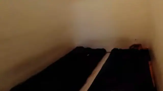 Suasana dalam kamar penginapan transit di Terminal Pulo Gebang. Tampak dua kasur dalam kamar. (Istimewa)