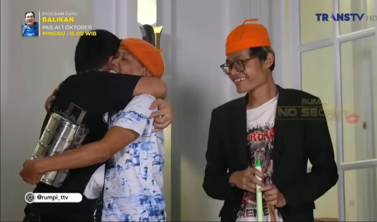 Momen Bang Ocid dan Sony Wakwaw datang ke rumah baru Aldi Taher. Keduanya melepas rindu setelah lama tidak bertemu. Tampak Aldi Taher memeluk Bang Ocid.<br>