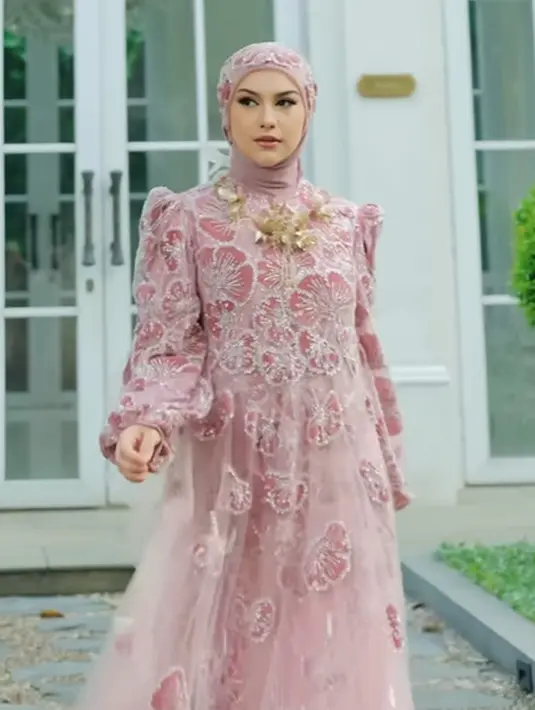 Wajahnya dipulas dengan soft glam makeup look bernuansa pink yang feminin [@_irishbella_]