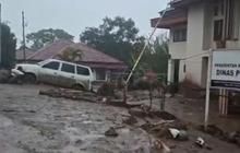 Banjir Bandang Terjang Kantor Bupati Solok, Peralatan Terbawa Arus