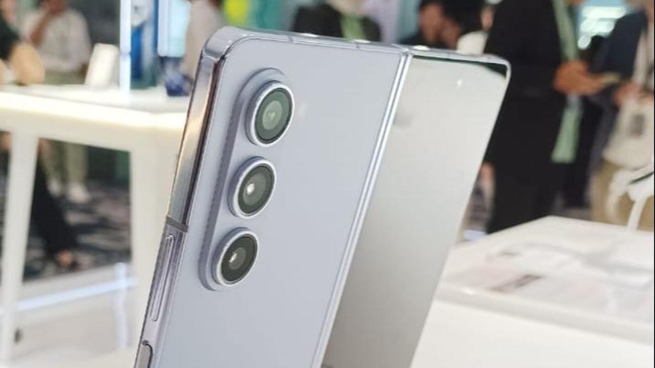Samsung baru saja secara resmi merilis produk flagship terbarunya yakni Samsung Galaxy Z Fold5 dan Galaxy Z Flip5 untuk pasar Indonesia.