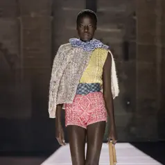 Koleksi Louis Vuitton Cruise 2026, salah satunya yang dipakai Lisa BLACKPINK di Paris Fashion Week  akan tersedia mulai 14 November 2025, siap membawa nuansa teatrikal dan elegan khas Prancis ke dalam lemari para pecinta fashion di seluruh dunia. [Dok/Louis Vuitton].