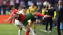 <p>Bek Timnas Portugal, Joao Cancelo berebut bola dengan gelandang Timnas Turki, Orkun Kokcu pada laga matchday kedua Grup F Euro 2024 Westfalenstadion, Dortmund, Jerman, Sabtu (22/6/2024). (AP Photo/Darko Vojinovic)</p>