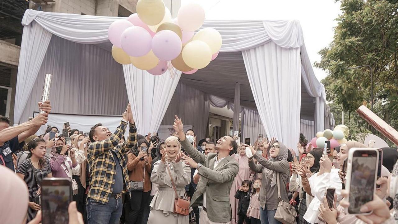 Selebgram Hany Purnama Asriy baru saja membuka outlet baru.