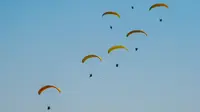 Para penerjun payung tampil dalam pertunjukan aerobatik di Wilayah Siziwang, Ulanqab, Daerah Otonom Mongolia Dalam, China utara, pada 21 Agustus 2020. (Xinhua/Darhan)