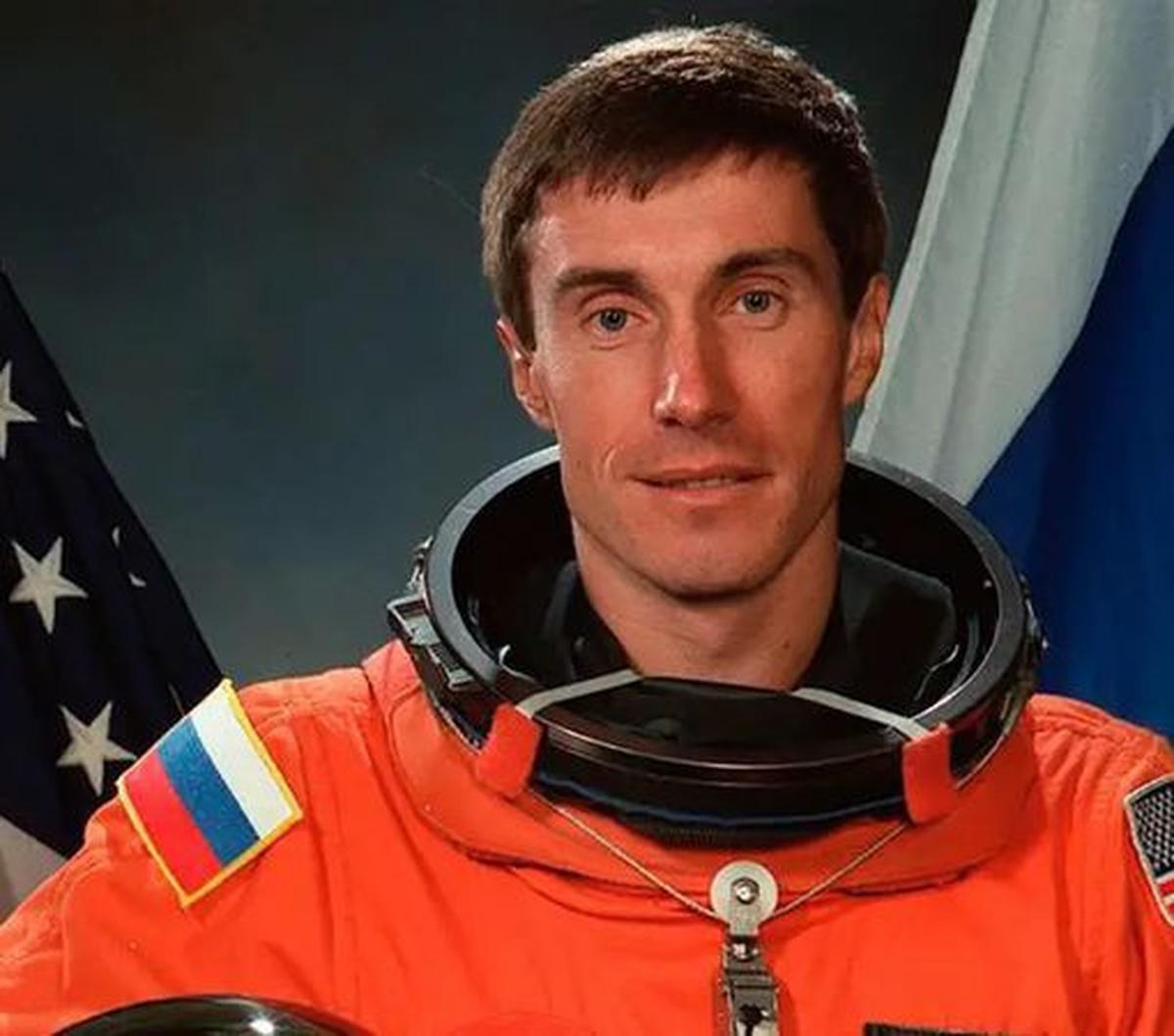 Keterbatasan pendanaan dan terganggunya program rotasi kosmonot membuat Krikalev menghabiskan 10 bulan yang tidak disengaja di luar angkasa. Meskipun sang astronot tetap melakukan rutinitasnya yang biasa, ketidakpastian akan kepulangannya semakin besar.