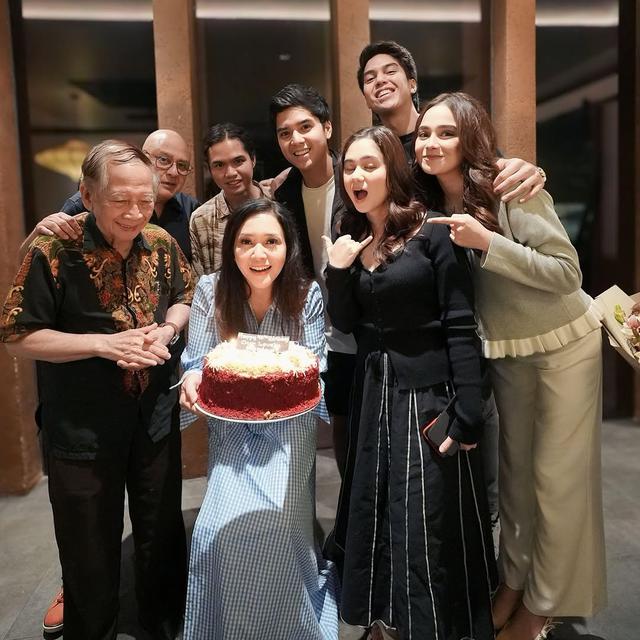 6 Potret Ultah Maia Estianty Rayakan Bareng Anak dan Calon Mantu, Alyssa Kirim Bunga