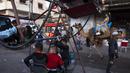 Walaupun sederhana, tempat bermain itu sangat menghibur anak-anak Palestina. (AP Photo/Fatima Shbair)