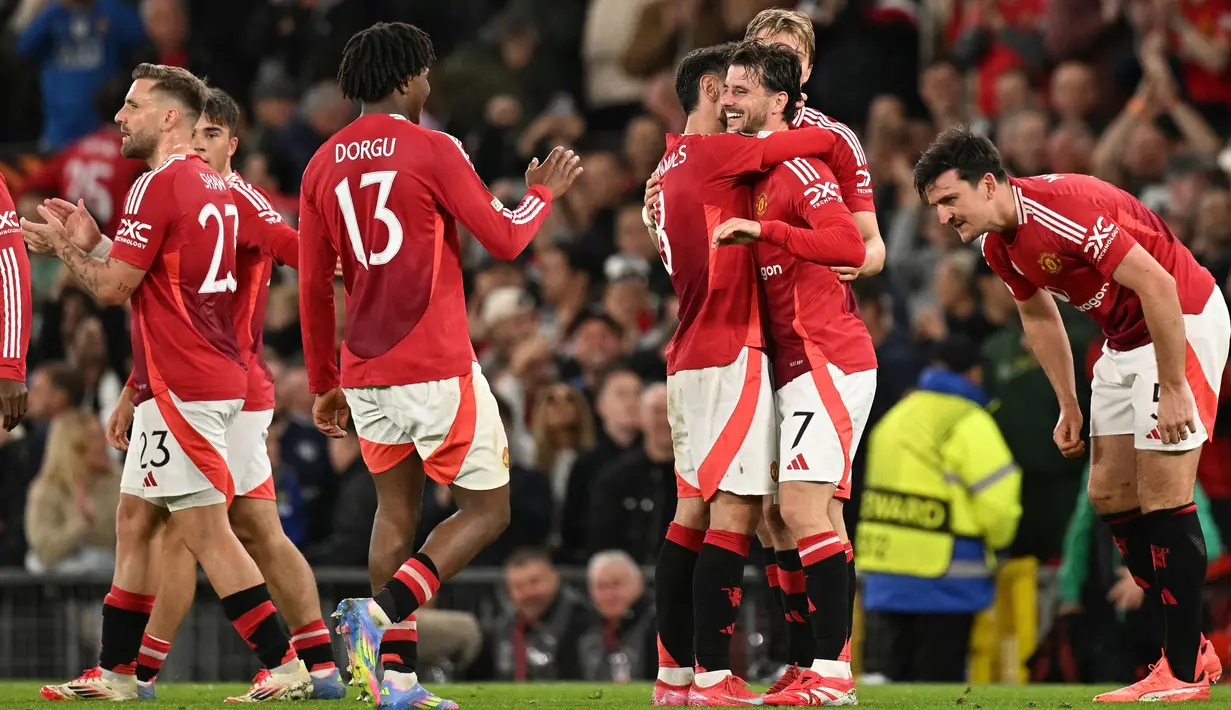 Gelandang Manchester United asal Inggris, Mason Mount (kedua kanan) melakukan selebrasi dengan rekan setimnya setelah mencetak gol keempat bagi The Red Devils saat pertandingan sepak bola leg kedua semifinal Liga Europa 2024/2025 melawan Athletic Club Bilbao di stadion Old Trafford, Manchester, barat laut Inggris, pada 8 Mei 2025 waktu setempat atau Jumat 9 April 2025 dini hari WIB. (Oli SCARFF/AFP)