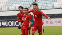 Para pemain Timnas Indonesia U-19 merayakan gol Egy Maulana Vikri saat melawan Timor Leste pada laga Kualifikasi Piala Asia 2017 di Stadion Paju Public, Korea Selatan, 2/11/2017). Indonesia menang 5-0. (PSSI/Bandung Saputra)