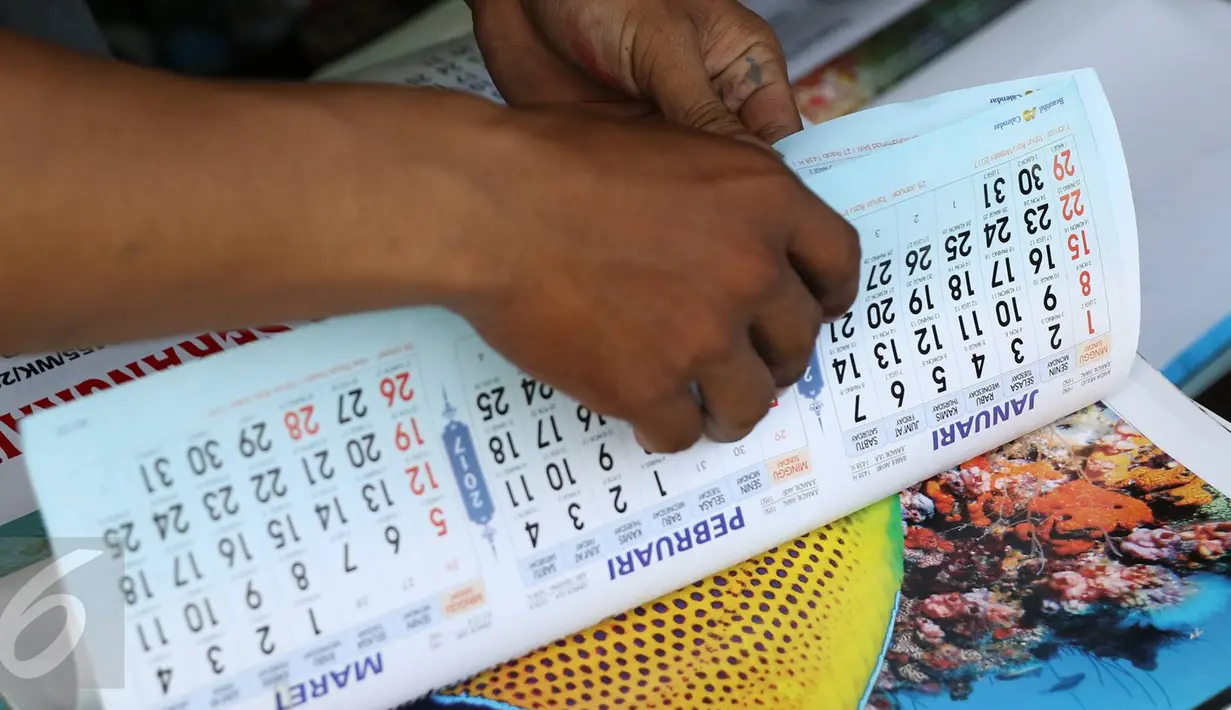 Pekerja mengecek kalender yang selesai dicetak di tempat produksi, kawasan Senen, Jakarta, Selasa (13/12). Menjelang pergantian tahun, pesanan kalender meningkat hingga 50% dengan harga rata-rata Rp6ribu-Rp20ribu per buah. (Liputan6.com/Immanuel Antonius)