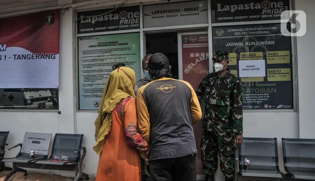 Keluarga korban saat mendatangi posko crisis center di Lapas Kelas I Tangerang, Rabu (8/9/2021). Pasca kebakaran yang melanda Lapas Tangerang, sejumlah keluarga korban mulai berdatangan ke posko crisis center untuk kepentingan identifikasi. (Liputan6.com/Iqbal S Nugroho)
