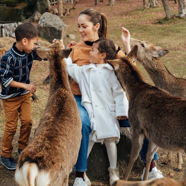 Jadi Single Mom, Ini 6 Potret Seleb Cantik saat Mengasuh Anak