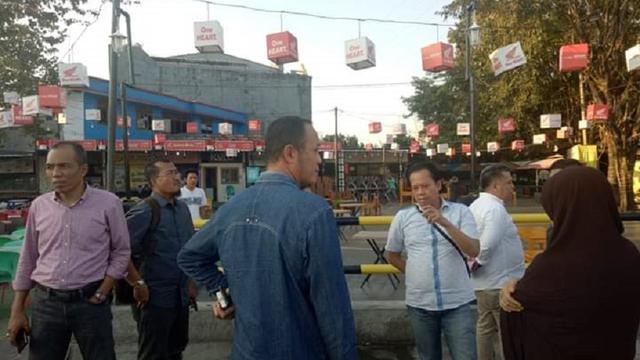 Sejumlah anggota Komisi C DPRD Makassar sidak kegiatan komersialisasi fasum pasar segar tanpa izin (Liputan6.com/ Eka Hakim)