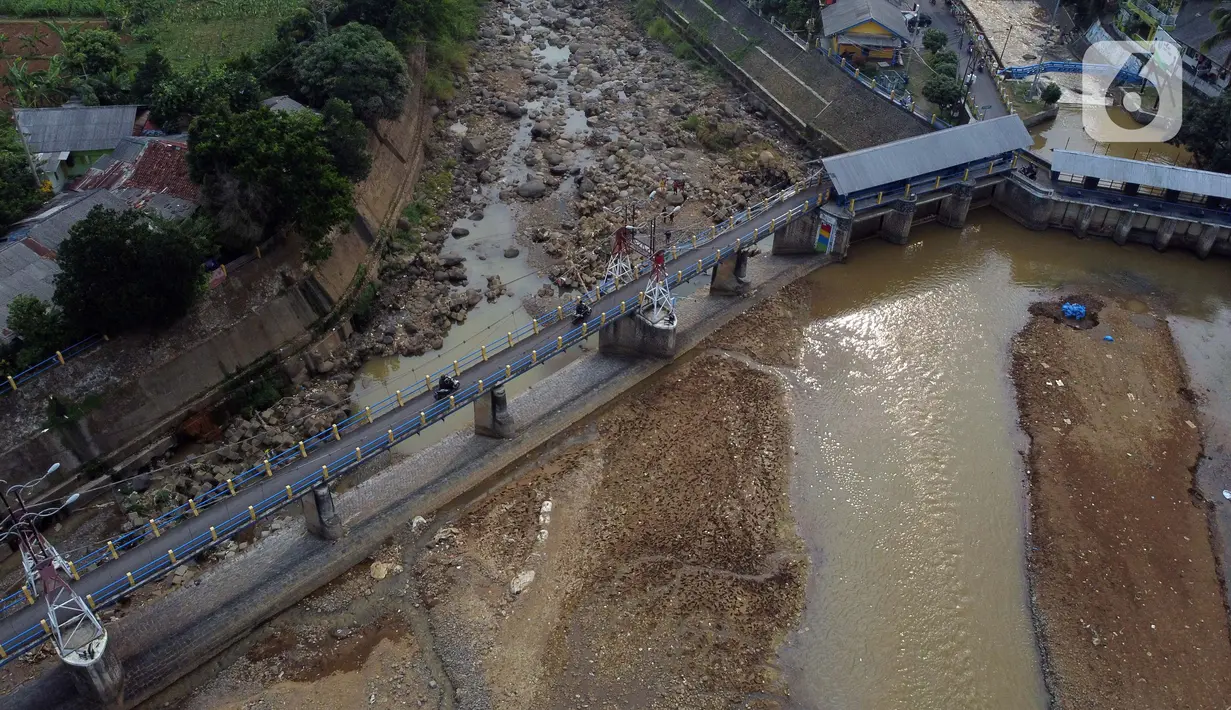Foto udara memperlihatkan kondisi Bendung Katulampa, Kota Bogor, Jawa Barat, Senin (3/8/2020). Debit air sungai Ciliwung di Bendung Katulampa mengalami penyusutan sejak satu bulan terakhir memasuki awal musim kemarau dengan ketinggan air 0 cm. (Liputan6.com/Helmi Fithriansyah)