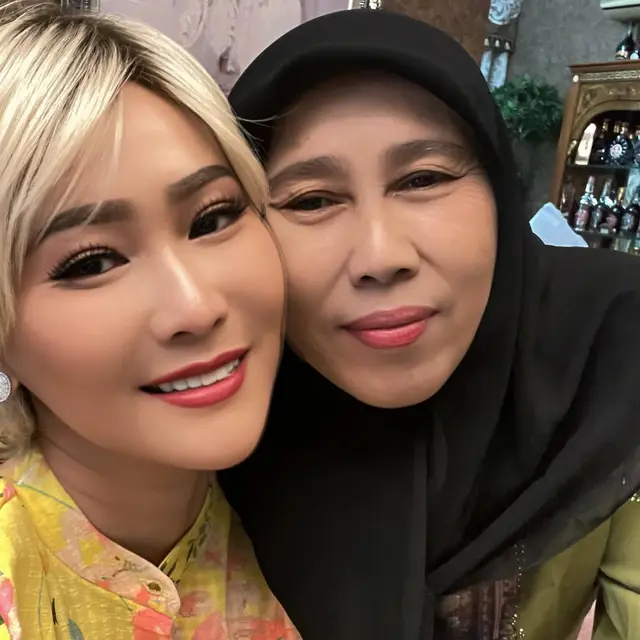Potret Ibunda Inul Daratista yang Awet Muda