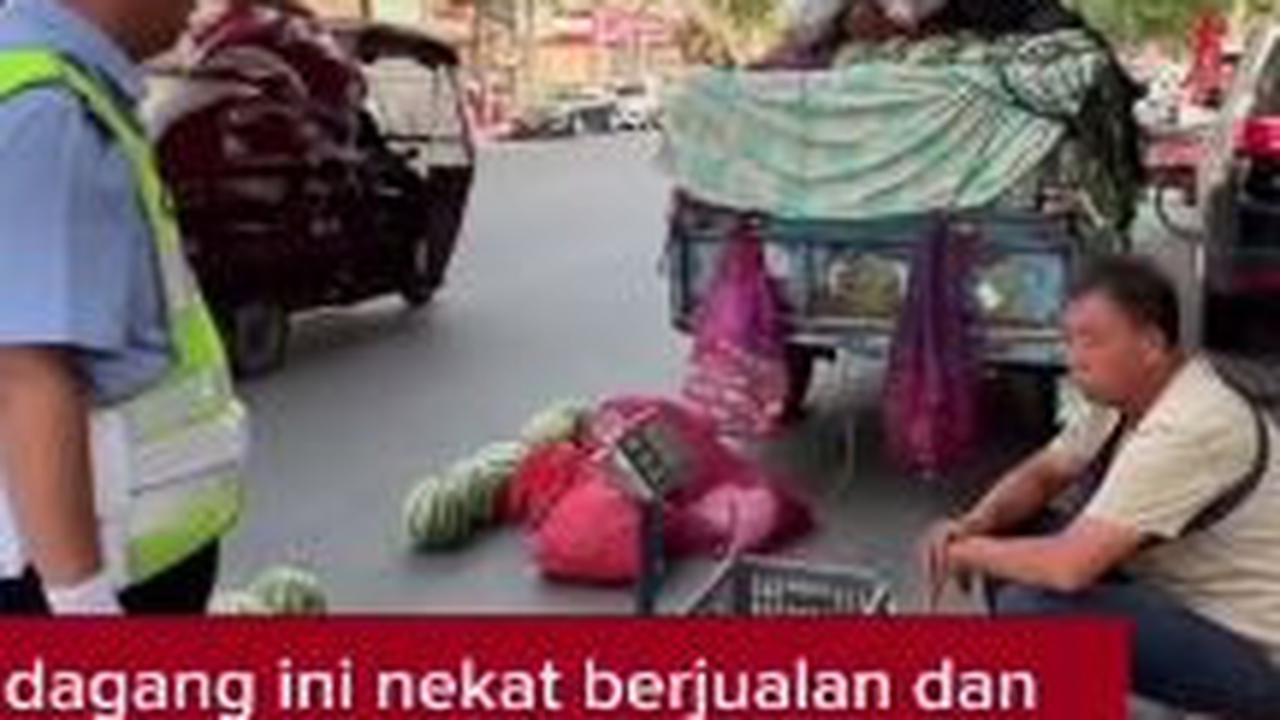 "Pedagang ini nekat berjualan dan memarkir mobilnya di pinggir jalan," demikian dikutip dari keterangan video.