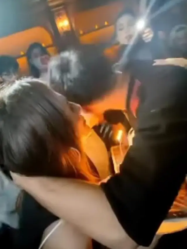 Wulan Guritno Dapat Ciuman Manis dari Sabda Ahessa