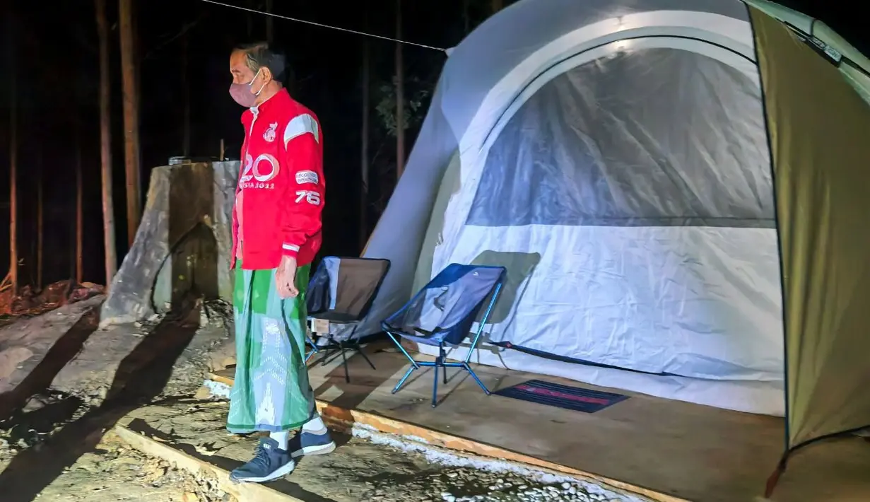 Presiden Joko Widodo (Jokowi) berada di depan tenda saat bermalam di titik nol Ibu Kota Negara (IKN) Nusantara, Kecamatan Sepaku, Penajam Paser Utara, Kalimantan Timur, Senin (14/3/2022). (FOTO: Setpres/Agus Suparto)