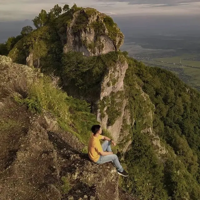 Pemandangan Gunung Gajah Mungkur di Sukoharjo. (Dok: IG @gununggajahmungkur https://www.instagram.com/p/CRuxVK4FcMr/?igsh=MXZ6YjZrcXoxY3djcg%3D%3D)
