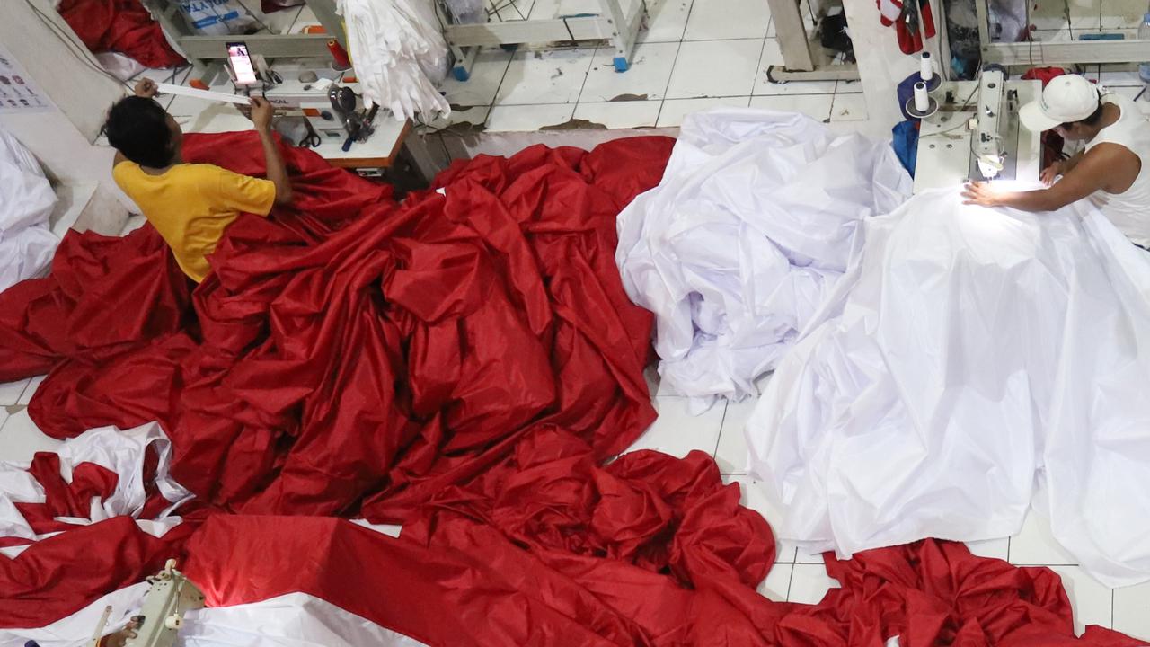 FOTO: Menjahit Bendera Merah Putih Sepanjang 2 Kilometer Sambut HUT RI ke-80