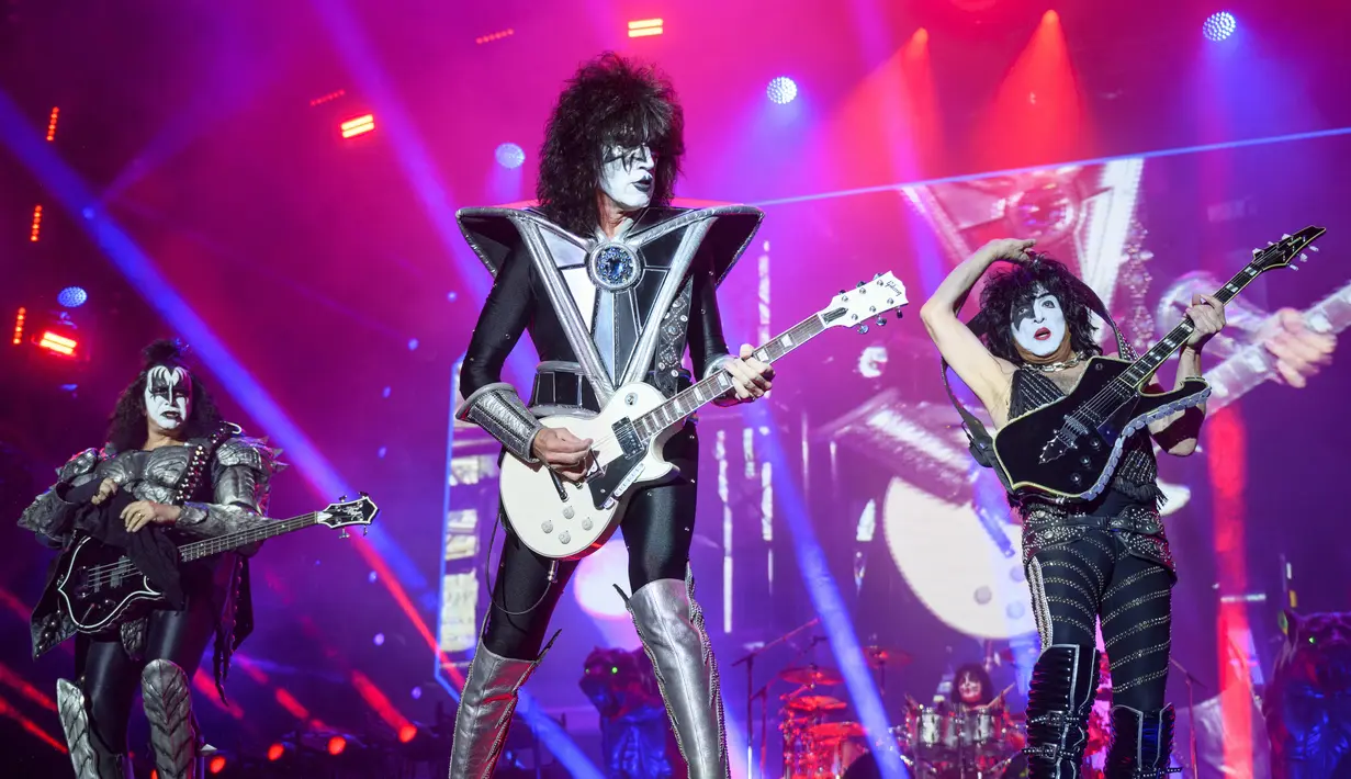 Grup heavy metal AS Kiss tampil saat di atas panggung utama pada hari pertama Paleo Festival ke-45, di Nyon, Swiss (19/7/2022). Festival ini akan berlangsung hingga 24 Juli dan menampilkan beberapa talenta musik terbaik dari seluruh dunia. (Laurent Gillieron/Keystone via AP)