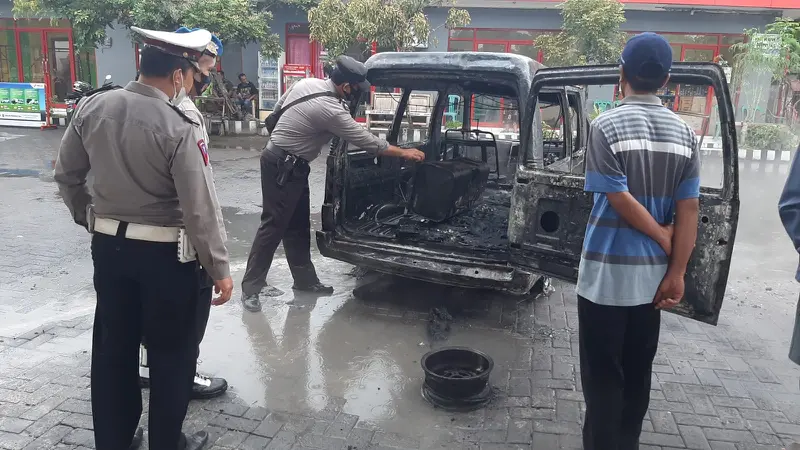 Mobil terbakar karena isi pertalite dengan tangki tambahan di SPBU di Kebumen. (Foto: Liputan6.com/Humas Polres Kebumen)