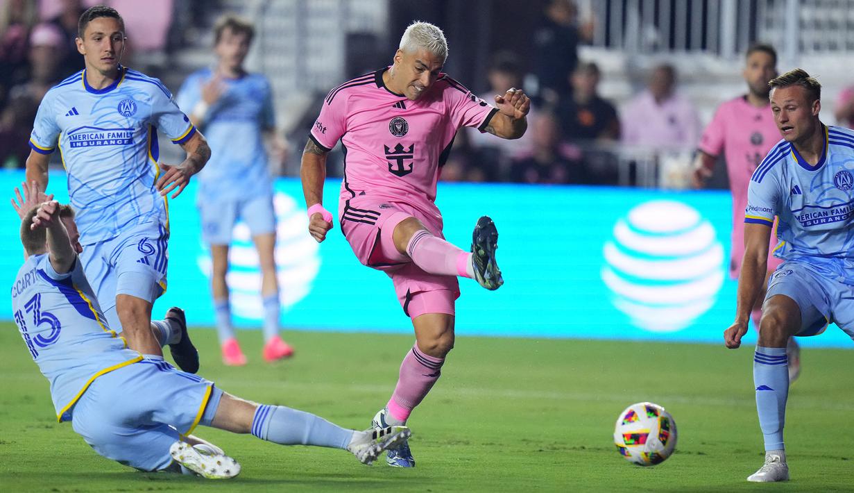 Pemain Inter Miami, Luis Suarez mencetak gol pembuka ke gawang Atlanta United pada laga leg pertama semifinal Wilayah Timur Piala Major League Soccer (MLS) Amerika yang berlangsung di Chase Stadium, Fort Lauderdale, Florida, Sabtu (26/10/2024) WIB. (AFP/Rich Storry)