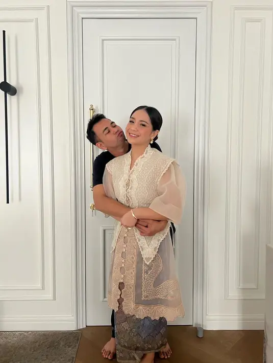 Nagita Slavina tampil manis memadukan dress organza dengan kebaya vest dari Toton. [Instagram/raffinagita1717]