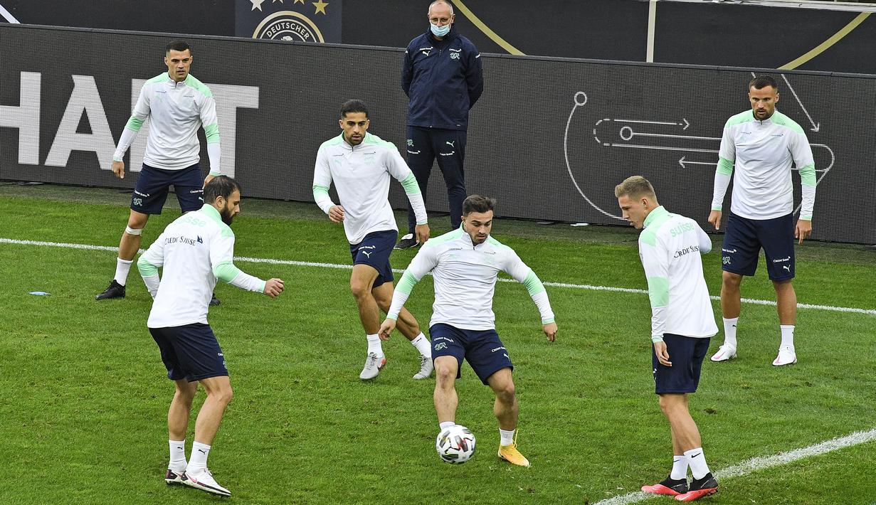 Gelandang Swiss, Xherdan Shaqiri (tengah) bersama rekan-rekannya saat mengikuti sesi latihan tim di Stadion RheinEnergie, Cologne, Jerman (12/10/2020). Swiss akan bertanding melawan Jerman dalam lanjutan UEFA Nations League Divisi A Grup 4 (A4). (AP Photo/Martin Meissner)