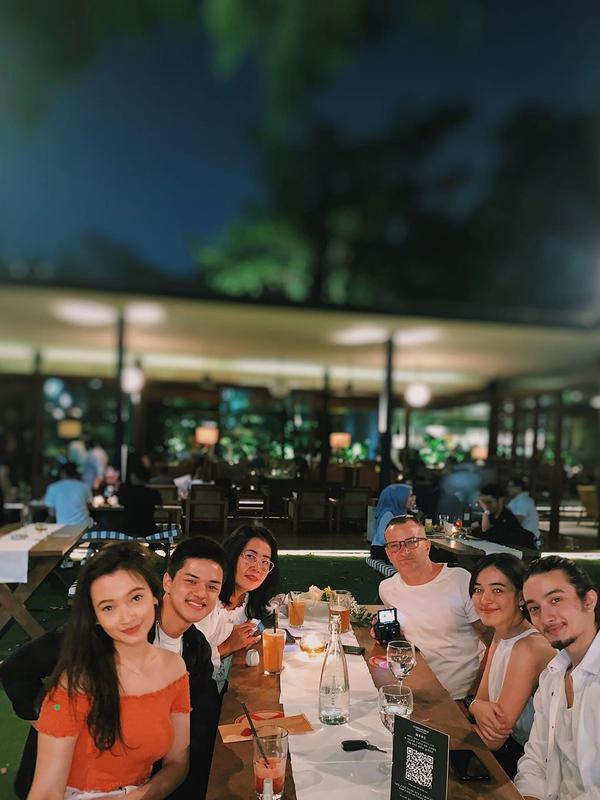 Momen Makan Malam Bersama Keluarga Domani. (Sumber: Instagram.com/megandomani1410)