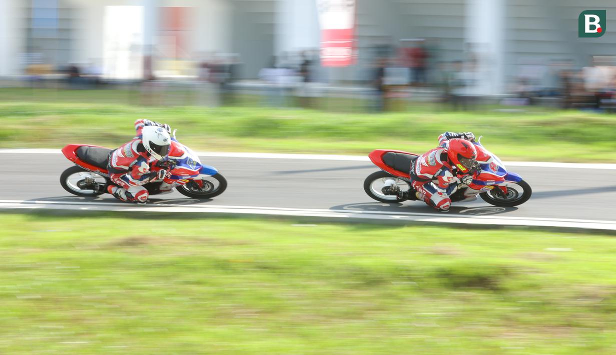 Pembalap muda beraksi dalam ajang Honda Dream Cup 2025 di Sirkuit Multifungsi Dispora Sumut Jl. Pancing Medan, Minggu (18/5/2025). (Bola.com/M Iqbal Ichsan)