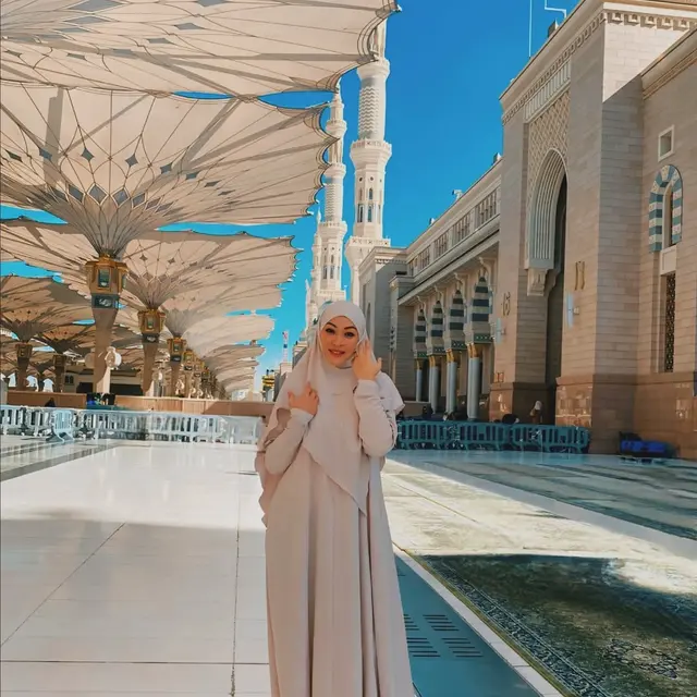 Potret 6 Artis Mualaf Jalani Ibadah Umroh, Jadi Perjalanan Tak Terlupakan