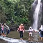 Tak hanya mendaki untuk menaklukkan puncak, pengunjung juga datang untuk menikmati hiburan tradisional di kaki Ciremai. (Liputan6.com/Panji Prayitno)