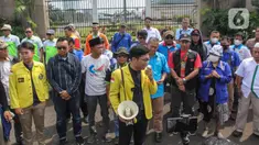 Mahasiswa dan buruh menggelar konferensi pers pernyataan sikap pengesahan Perppu Cipta Kerja menjadi Undang Undang di depan gedung DPR RI, Jakarta, Minggu (26/3/23). (Liputan6.com/Johan Tallo)