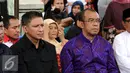 Wakil Ketua PSSI, Iwan Budianto bersama Deputi V Kemenpora, Gatot Dewabroto saat hadir di rumah duka Achmad Kurniawan di kawasan Cijantung, Jakarta, Rabu (11/1). Kiper Arema FC, Achmad Kurniawan wafat di usia 37 tahun. (Liputan6.com/Helmi Fithriansyah)