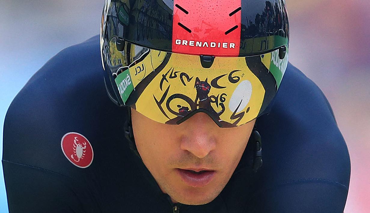 Pembalap Tim Ineos Grenadiers, Michal Kwiatkowski melintasi garis finis pada etape ke-5 balap sepeda Tour de France 2021 kategori time trial denga menempuh jarak 27 km, dari Change menuju Laval, pada 30 Juni 2021. (AFP/Pool/Christophe Petit Tesson)