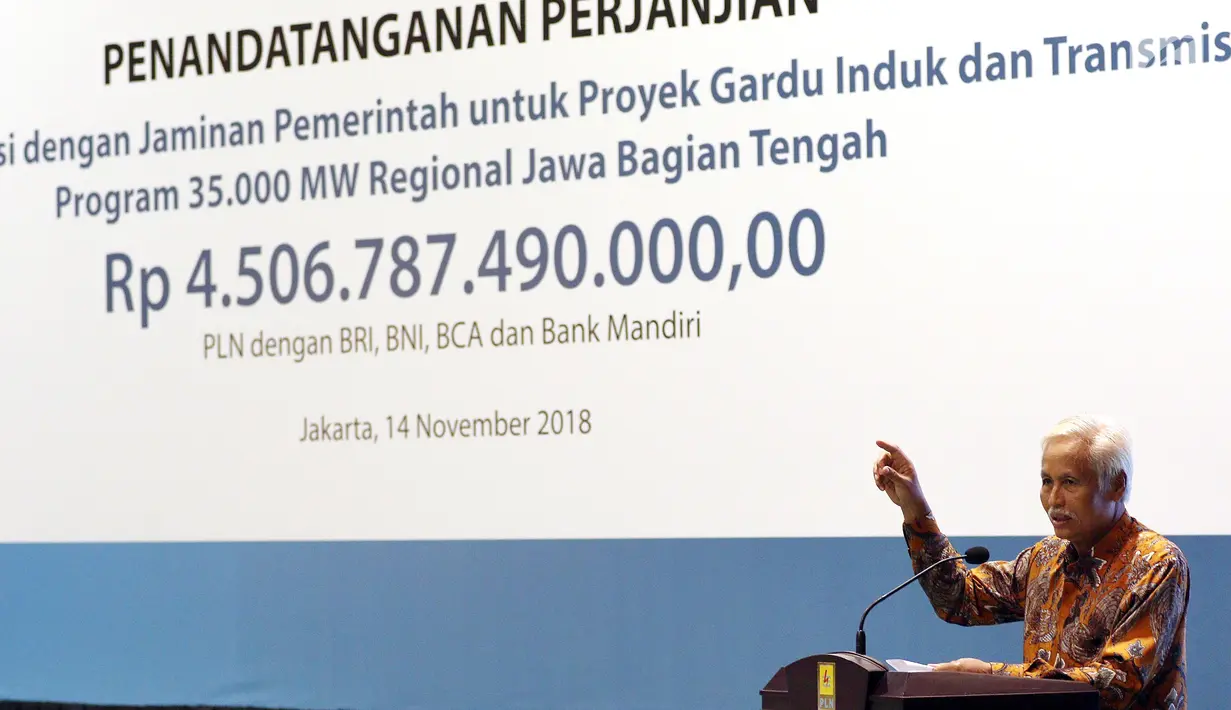 Direktur keuangan PLN, Sarwono Sudarto memberikan sambutan pada acara perjanjian kredit Rp 4,5 triliun sindikasi Proyek Transmisi dan Gardu Induk Jawa bagian tengah di Jakarta, Rabu (14/11). (Liputan6.com/Johan Tallo)