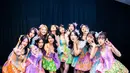 OOTD kali ini memiliki sentuhan wastra, yaitu corak batik. Para member JKT48 tampil menawan dengan outfit berwarna-warni yang cerah dengan rok bercorak batik yang cantik dan berbeda-beda. [Foto: Instagram/jkt48]
