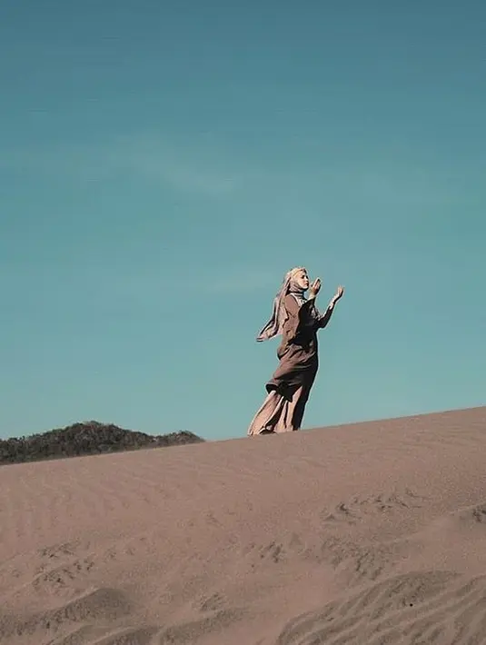 "Ya kamu bisa bayangin nggak buat semua perempuan. Untuk seorang wanita, menikah itu kan dari kecil yang selalu dikasih tahu bahwa ketemu pangeran dan hidup bahagia. Ternyata nggak seperti itu," kata Dewi Sandra.  (Instagram/dewisandra)