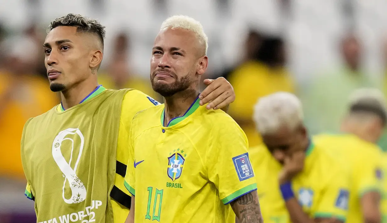 Penyerang Brasil Neymar menangis pada akhir perempat final Piala Dunia 2022 saat menghadapi Kroasia di Stadion Education City, Sabtu (10/12/2022) dini hari WIB. Langkah Brasil terhenti di babak perempatfinal Piala Dunia 2022 usai dikalahkan Kroasia lewat drama adu penalti. (AP Photo/Darko Bandic)