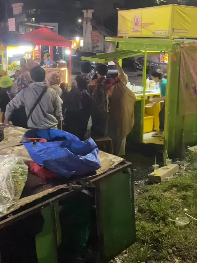 Potret Kios Kontainer Es Teler Kalina Ocktaranny, Ramai Didatangi Pembeli: Kisah Sukses Bisnis Kuliner Artis