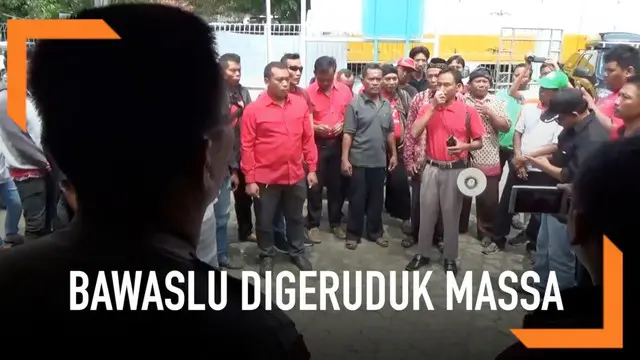 Menuntut penindakan terhadap tindakan money politic dari salah satu caleg, massa menggeruduk Gedung Bawaslu Pati.