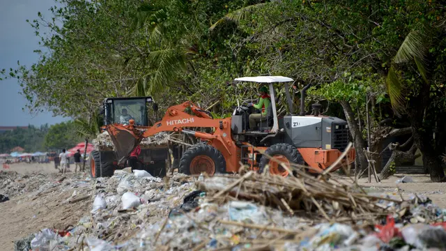Bersih-Bersih Pantai Kuta yang Penuh Sampah