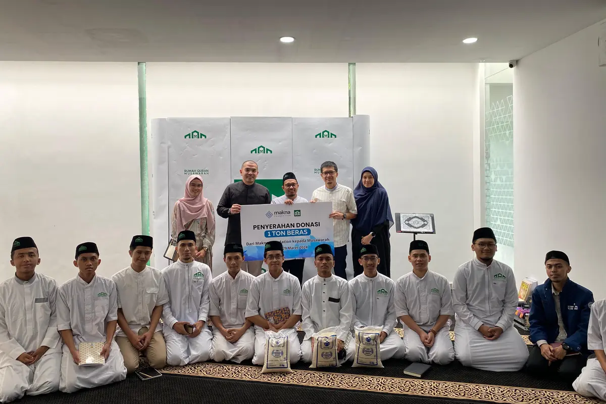 Makna Foundation bersama Dimas Seto dan Dhini Aminarti menyerahkan bantuan beras 1 ton.