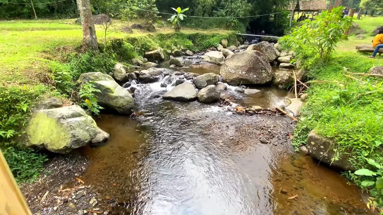 Bisa ayunan dan bermain air di sungai